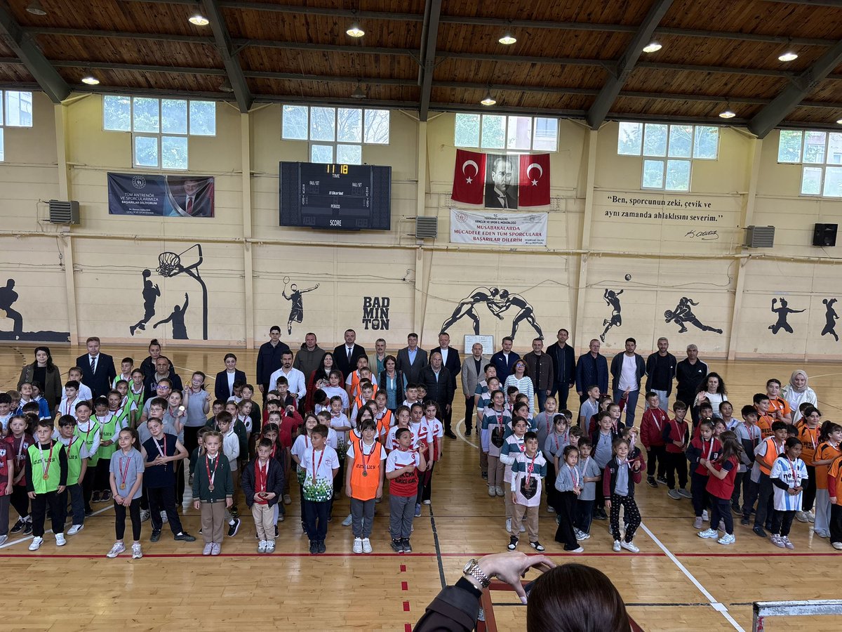 MalkaraMem's tweet photo. İlkokullar arası Fiziksel Etkinlik Oyunları madalya töreniyle sona erdi.
Öğrencilerimize ödülleri,İlçe MEM Müdürümüz Kemal KARTAL ve protokol üyelerince takdim edildi. Emeği geçen tüm öğretmenlerimize teşekkür ederiz. 🏅👏
@tcmeb @Yusuf__Tekin 
@tekirdagmem @drazizyeniyol https://t.co/akytauZkjf