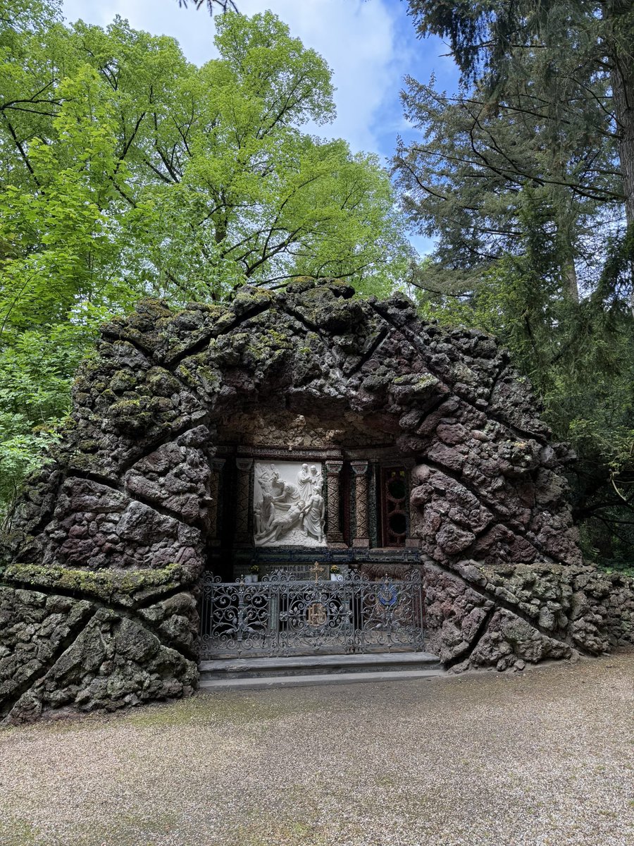 magnifiekZL's tweet photo. LIVE vanuit Moresnet-Chapelle 
De Kruisweg van Moresnet-Chapelle is een bijzondere plek vol rust, geschiedenis en natuur. Eind 19e eeuw legden Franciscanen en vrijwilligers hier een indrukwekkende kruisweg aan, midden in een prachtig park met duizenden bloemen en exotische planten.

Vooral in de lente en zomer is het hier sprookjesachtig mooi, met kleurrijke rhododendrons en verborgen paadjes tussen de staties. Wij vinden het dan ook absoluut de moeite waard om deze prachtige locatie op te nemen in ons aanbod van tours. Misschien zelfs in combinatie met een rondleiding in Klooster Wittem?

#MagnifiekZL