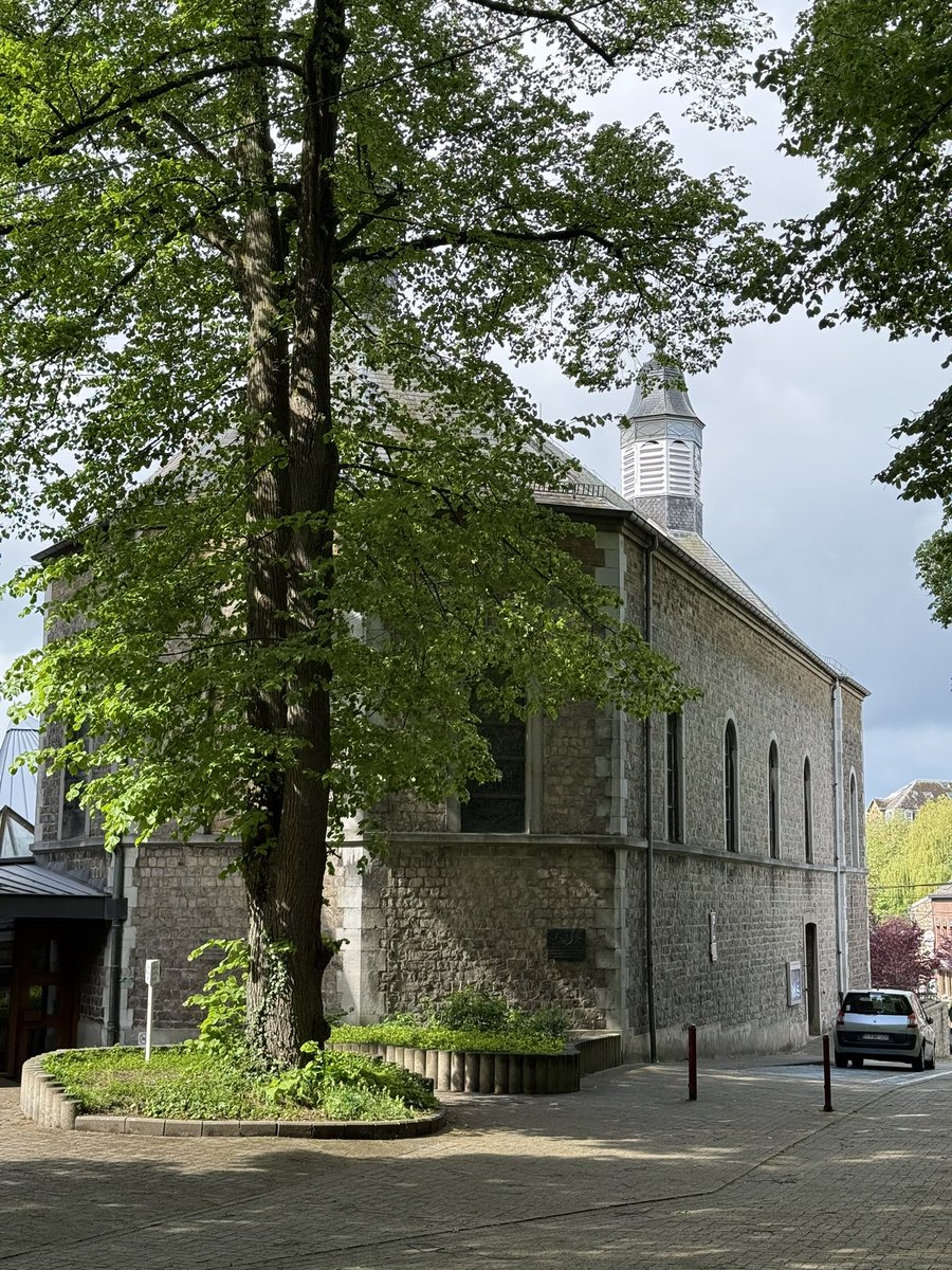 magnifiekZL's tweet photo. LIVE vanuit Moresnet-Chapelle 
De Kruisweg van Moresnet-Chapelle is een bijzondere plek vol rust, geschiedenis en natuur. Eind 19e eeuw legden Franciscanen en vrijwilligers hier een indrukwekkende kruisweg aan, midden in een prachtig park met duizenden bloemen en exotische planten.

Vooral in de lente en zomer is het hier sprookjesachtig mooi, met kleurrijke rhododendrons en verborgen paadjes tussen de staties. Wij vinden het dan ook absoluut de moeite waard om deze prachtige locatie op te nemen in ons aanbod van tours. Misschien zelfs in combinatie met een rondleiding in Klooster Wittem?

#MagnifiekZL