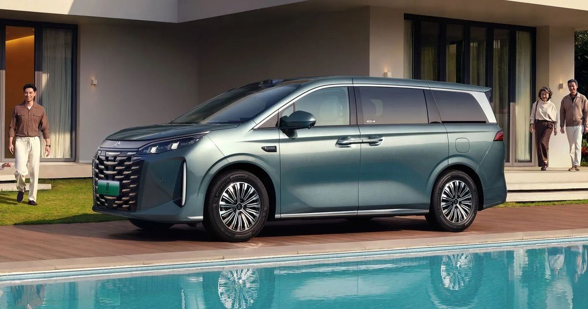 Auto_Talent's tweet photo. 🚗 BYD M9 just got Australian approval. This matters.
China's pushing hard into the people mover segment with a plug-in hybrid option that could actually challenge the Kia Carnival's stranglehold on the market (73% share).
https://t.co/pwPXBx7J2L
#BYDl #Automotive #Australia https://t.co/MgvngagCln