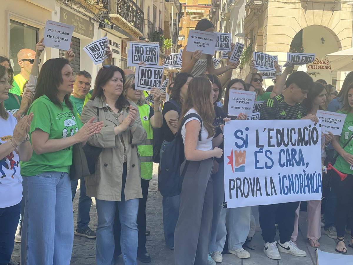 MesGandia's tweet photo. 💚✊🏽 Continuem al costat de tota la comunitat educativa defenent l'escola pública, hui i sempre. https://t.co/YjXSRO3sXA