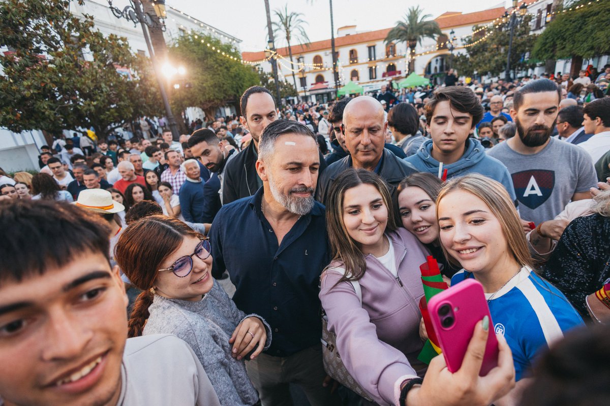 Santi_ABASCAL's tweet photo. Asistencia masiva al mitin de VOX en Lepe, provincia de Huelva.  Gracias por vuestra movilización en defensa de la #PrioridadNacional #Lepe https://t.co/yIbEX1yGCr
