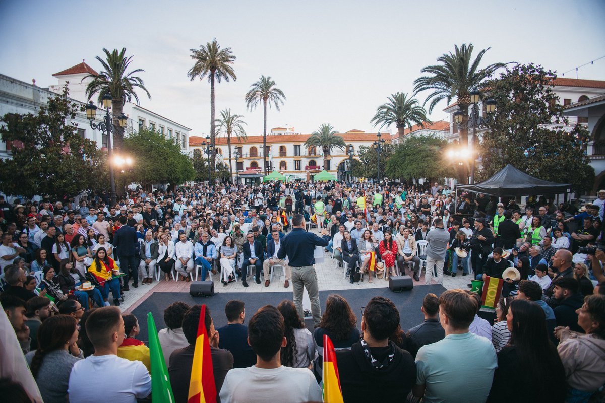 Santi_ABASCAL's tweet photo. Asistencia masiva al mitin de VOX en Lepe, provincia de Huelva.  Gracias por vuestra movilización en defensa de la #PrioridadNacional #Lepe https://t.co/yIbEX1yGCr