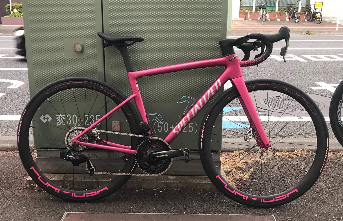 ピンクカラーのスペシャライズドバイクにピンクロゴ・ピンクハブ