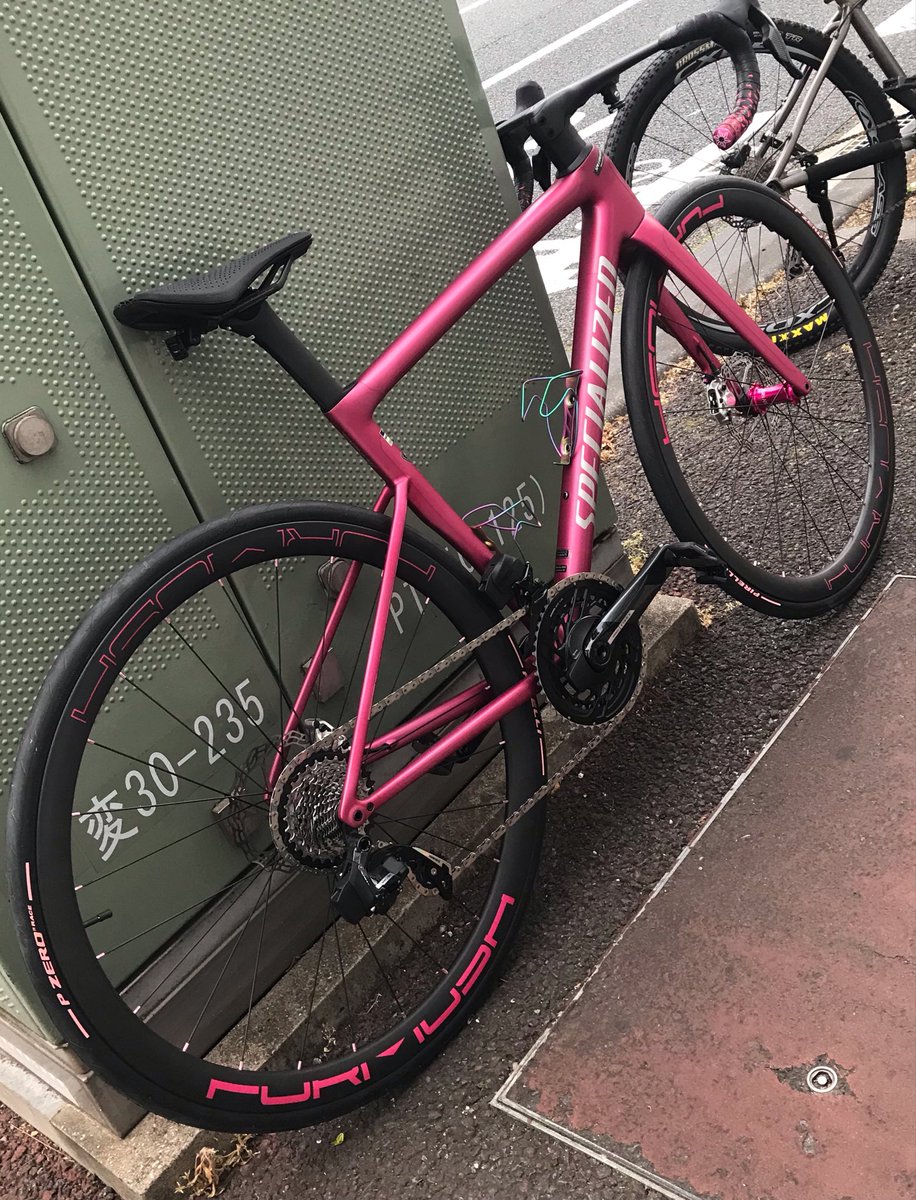 ピンクカラーのスペシャライズドバイクにピンクロゴ・ピンクハブ