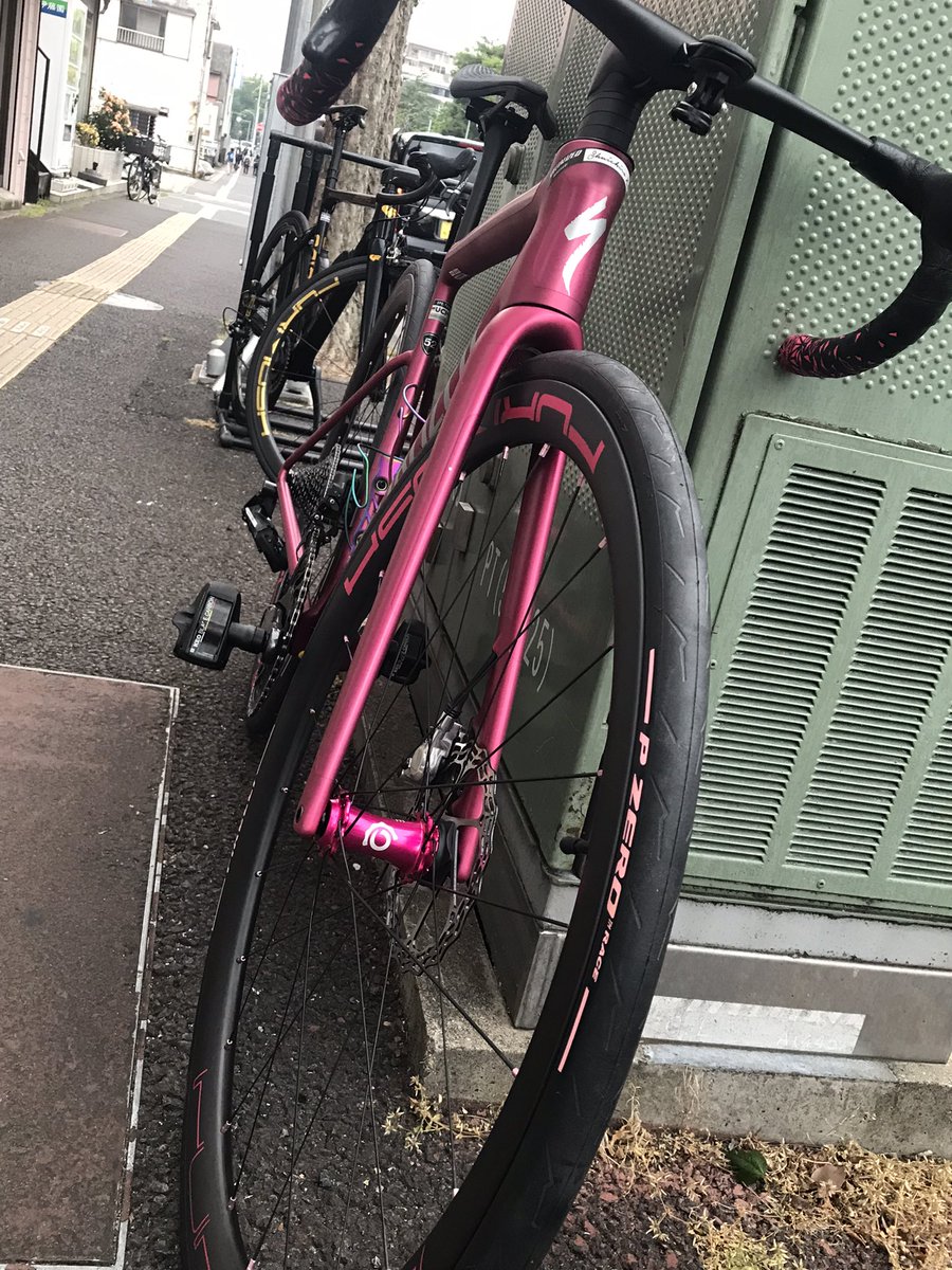 ピンクカラーのスペシャライズドバイクにピンクロゴ・ピンクハブ