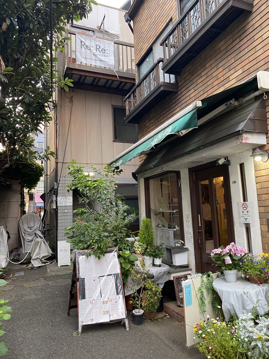 Anion1101's tweet photo. 舞台『はがきの王様』 本多劇場
せっかくの下北沢だからZOTの聖地巡礼
常連です（初めてきた）イメージと違ってた
背徳的な匂いがそこら中からしている https://t.co/MSx8aMpt9o