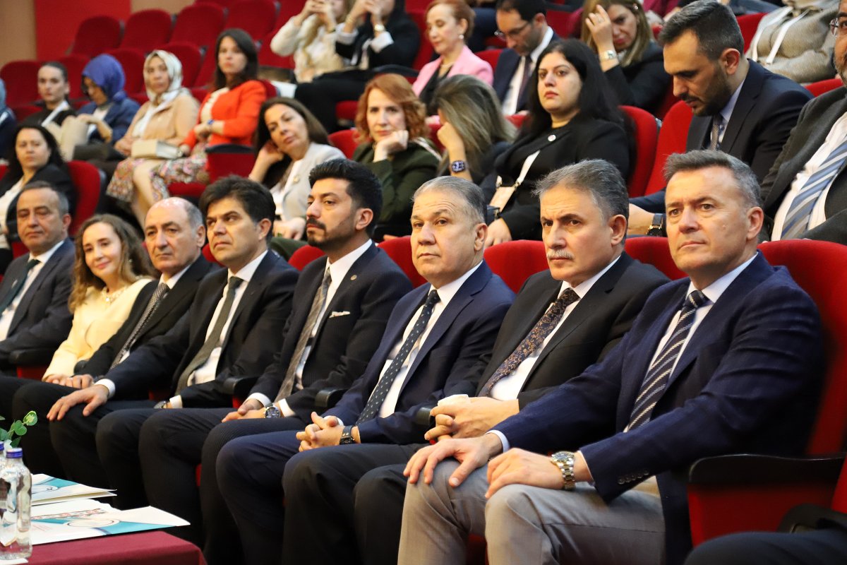 mersintso's tweet photo. Mersin Ticaret ve Sanayi Odası (MTSO) Yönetim Kurulu Başkanı Hakan Sefa Çakır, Anadolu’nun binlerce yıllık kültürel mirasını uluslararası boyutta ele alan “Uluslararası Gelenekten Geleceğe Anadolu Motifleri Sempozyumu”nun açılış törenine katıldı.

Mersin Valiliği himayesinde, Milli Eğitim Bakanlığı Hayat Boyu Öğrenme Genel Müdürlüğü koordinasyonunda ve Mersin Olgunlaşma Enstitüsü yürütücülüğünde düzenlenen etkinlik, Olgunlaşma Enstitüleri tarihinde bir ilk olma özelliği taşıyor. Mersin Üniversitesi’nin akademik destek verdiği sempozyumun açılışına, Hayat Boyu Öğrenme Genel Müdürü Dr. Emre Topoğlu ve kent protokolü de eşlik etti. Üç gün sürecek olan etkinlik kapsamında açılan Anadolu Sergisi de gezildi. 

Sempozyum, Anadolu motiflerinin taşıdığı derin anlamların bilimsel ve sanatsal perspektiflerle değerlendirilmesini ve bu zengin mirasın gelecek nesillere aktarılmasını hedefliyor. Toplam 390 başvurunun yapıldığı sempozyumda, akademik süzgeçten geçen 177 bildiri sunularak Anadolu’nun sanatsal birikimi bilimsel bir zeminde dünyaya tanıtılacak.