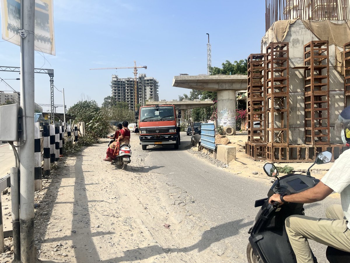 brtavva's tweet photo. It’s been 2+ years since ROB work started at Carmelaram, Bengaluru. With the kind of progress, no end date is in sight. 

The least one can do is pave the road properly 🙏

@carmelaramunite @MTF_Mobility @GBAChiefComm @GBA_office @PCMohanMP https://t.co/8rLRMNZEwO