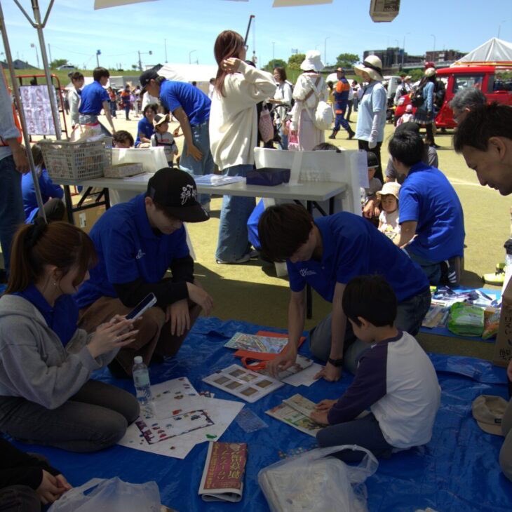 OIU_beactive's tweet photo. 経営学科 出野ゼミと経済学科 三輪ゼミは合同で，5/10(日)淀川河川公園にて，ひらかた市民活動支援センター様と共同で「防災小学校」を運営しました。当日は小学生たちと一緒に，楽しみながら防災について考える貴重な体験ができました。
#大阪国際大学 #経営経済学部 #実践型の学び https://t.co/imiOjdmuZh