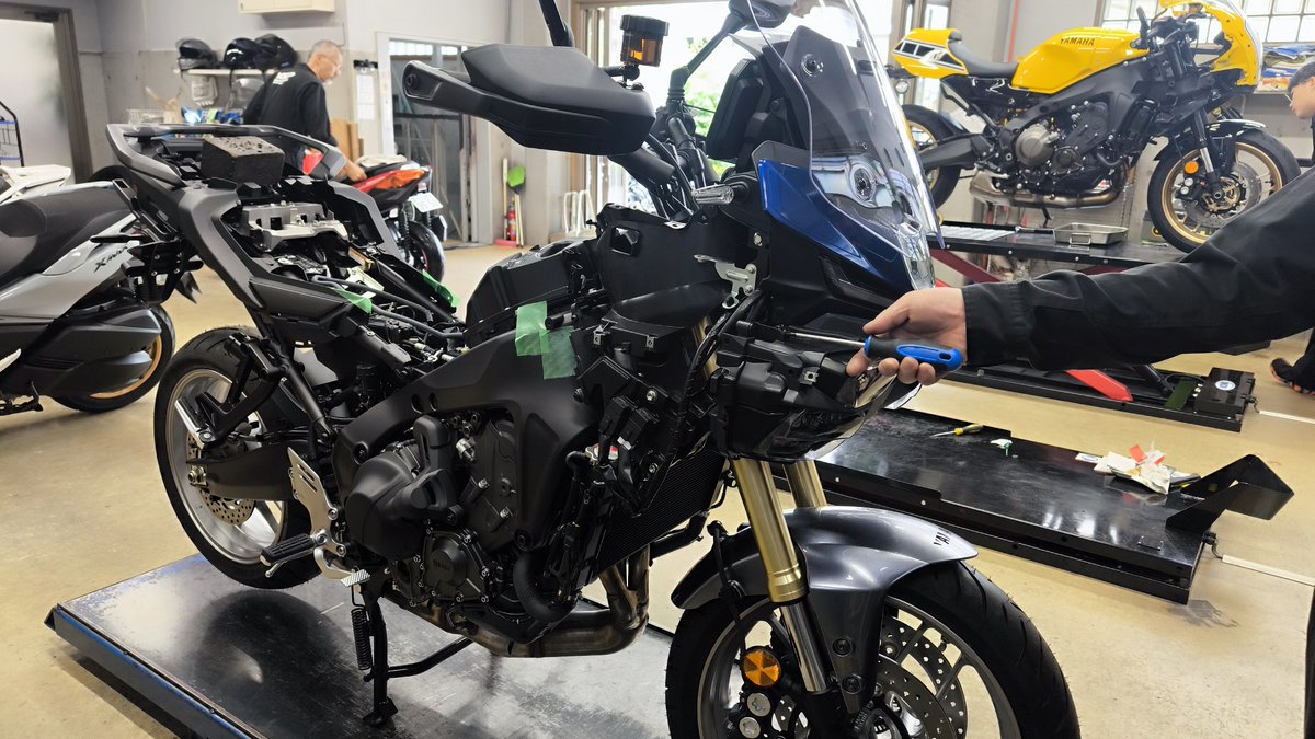 YSPTENPAKU's tweet photo. 先日ご契約いただきました  #TRACER9GTYAMT の外装はがしー！
これからETCなどのオプション部品取りつけていきますよー！
#YSP天白 #YSP 
#YAMAHA #YAMAHA 
#TRACER9 #TRACER9GT #YAMT https://t.co/pLWZ5xJkPw