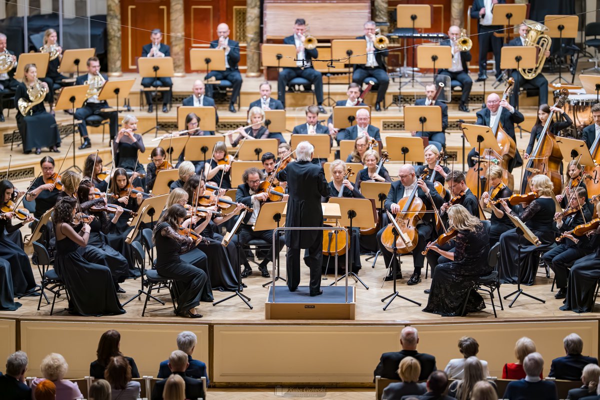 FeelHarmonia's tweet photo. Elegia, fantazja i owacje na stojąco!
Piątkowy wieczór w Auli Uniwersyteckiej upłynął pod znakiem muzyki polskiej. Koncert POLSKA FANTAZJA był wyjątkowym wydarzeniem o tożsamości, historii i wyobraźni zakorzenionej w polskiej tradycji.

Szczegóły: https://t.co/XgrkdVeXB6 https://t.co/jakedJ3KWQ