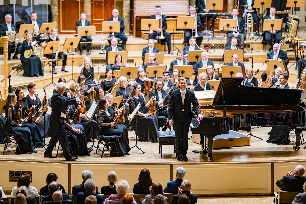 FeelHarmonia's tweet photo. Elegia, fantazja i owacje na stojąco!
Piątkowy wieczór w Auli Uniwersyteckiej upłynął pod znakiem muzyki polskiej. Koncert POLSKA FANTAZJA był wyjątkowym wydarzeniem o tożsamości, historii i wyobraźni zakorzenionej w polskiej tradycji.

Szczegóły: https://t.co/XgrkdVeXB6 https://t.co/jakedJ3KWQ