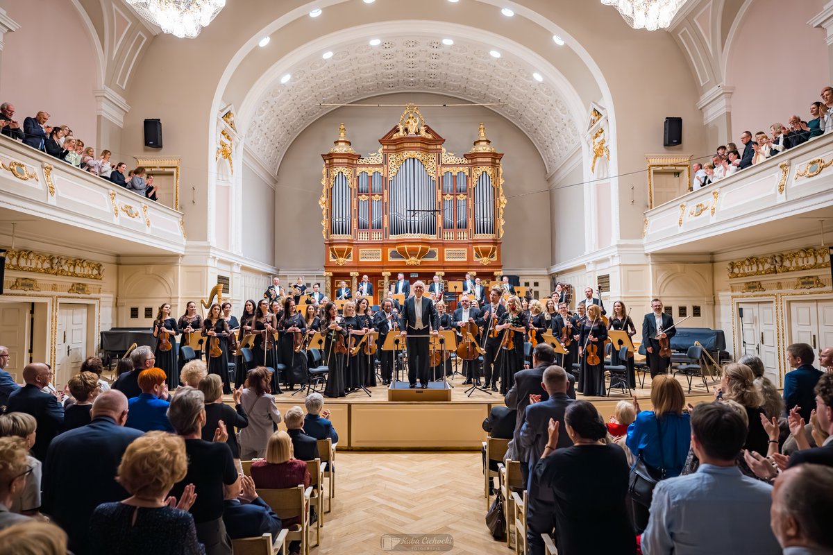 FeelHarmonia's tweet photo. Elegia, fantazja i owacje na stojąco!
Piątkowy wieczór w Auli Uniwersyteckiej upłynął pod znakiem muzyki polskiej. Koncert POLSKA FANTAZJA był wyjątkowym wydarzeniem o tożsamości, historii i wyobraźni zakorzenionej w polskiej tradycji.

Szczegóły: https://t.co/XgrkdVeXB6 https://t.co/jakedJ3KWQ