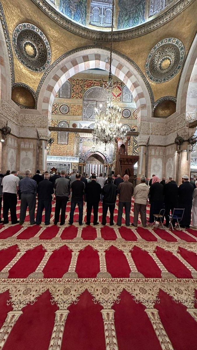sahabatalaqsha's tweet photo. Puluhan jemaah melaksanakan salat Subuh di kompleks Masjid Al-Aqsa hari ini (14-5-2026).

@QudsNen
@sahabatalaqsha https://t.co/jZNHu5CJX6