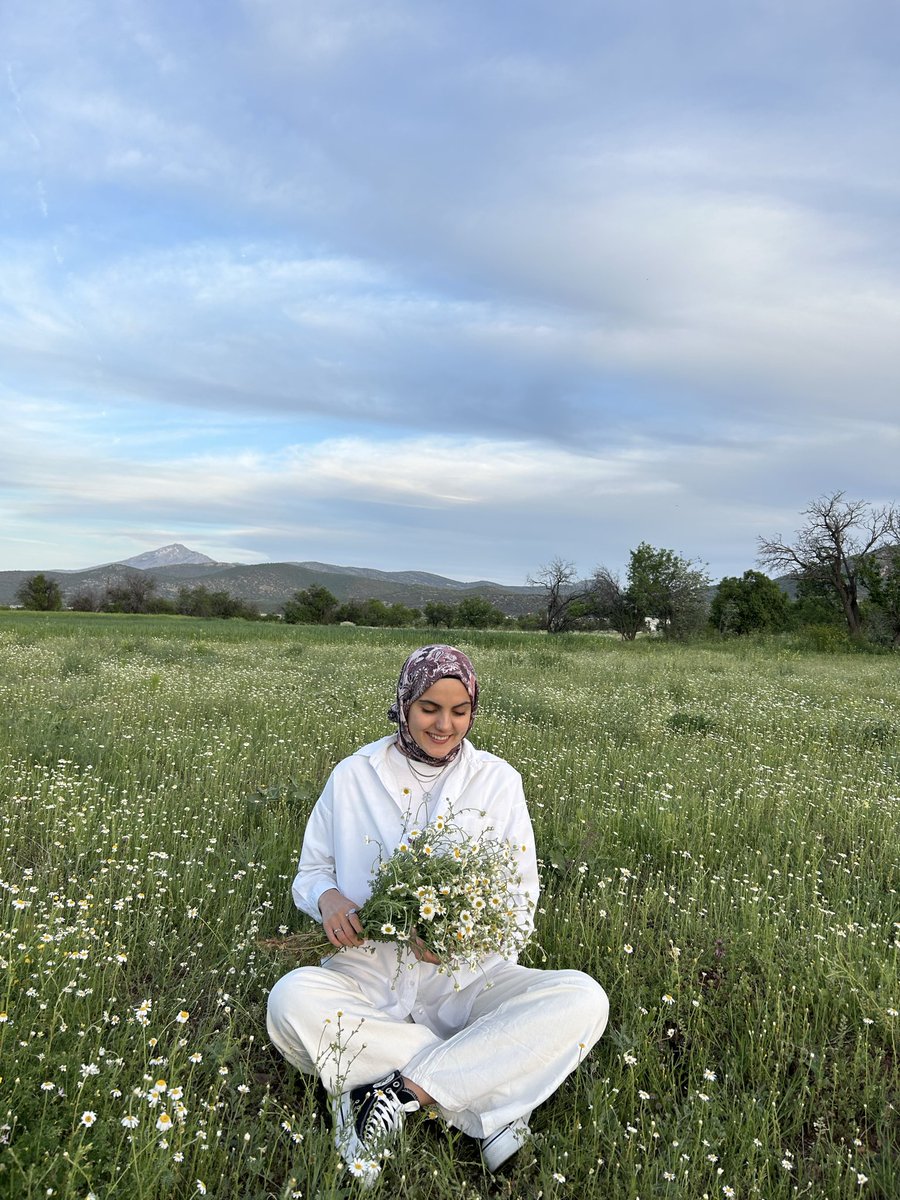_melikkeeee's tweet photo. Çiçekler açmış bende onlara eşlik edeyim dedim.. 🌼🌿☀️ https://t.co/EEmmZ6cWMn