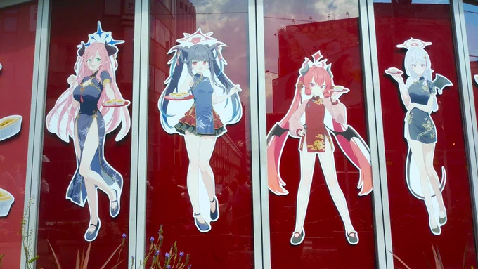 という訳で、中華街のブルアカコラボを冷かしてまいりました! チャイナドレス姿いいですねぇ…あ、ジュリのドリンクは緑色のがシロップなので飲む前によく混ぜた方がよいです (※1枚目の写真はおそらく謎解きのヒントが入っていたと思われるので、箱の中身は消してあります)