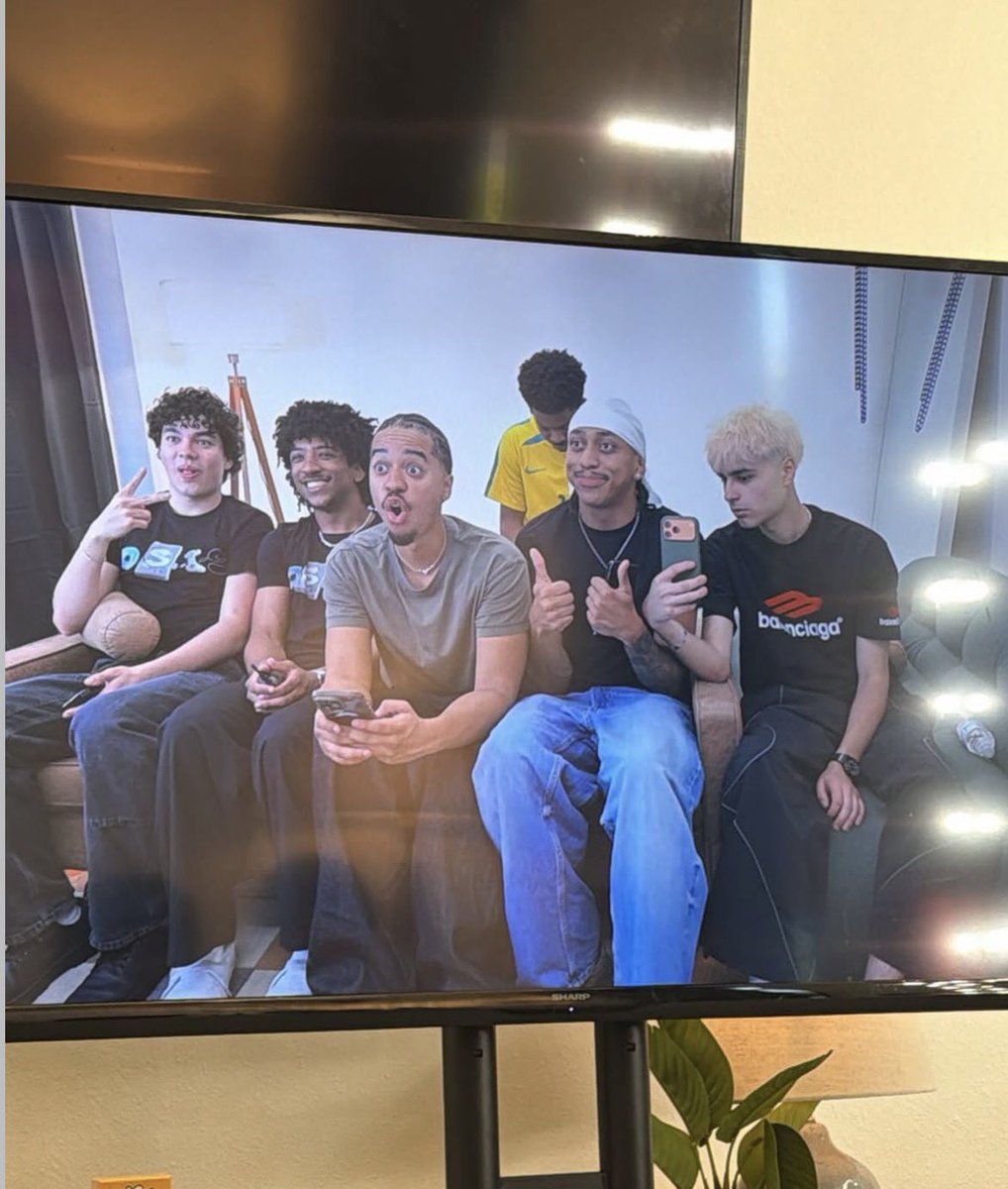 Redify Updates tweet media