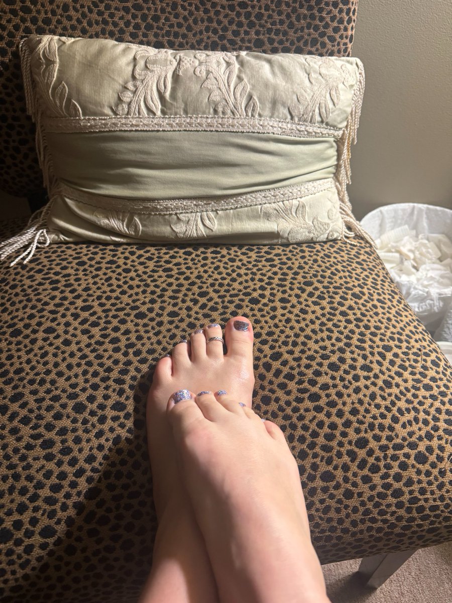FunWithFeet.com tweet media