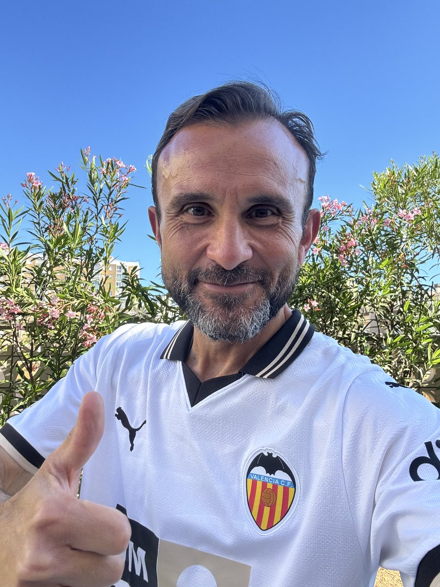 tonihern's tweet photo. La camiseta para correr de hoy estaba muy clara.
El Valencia se juega mucho. 
Y jugamos todos. Y todos vamos a dejarnos el alma para ganar. 
Si hoy es el día de todos de blanco, todos de blanco. https://t.co/zce57WPrCx