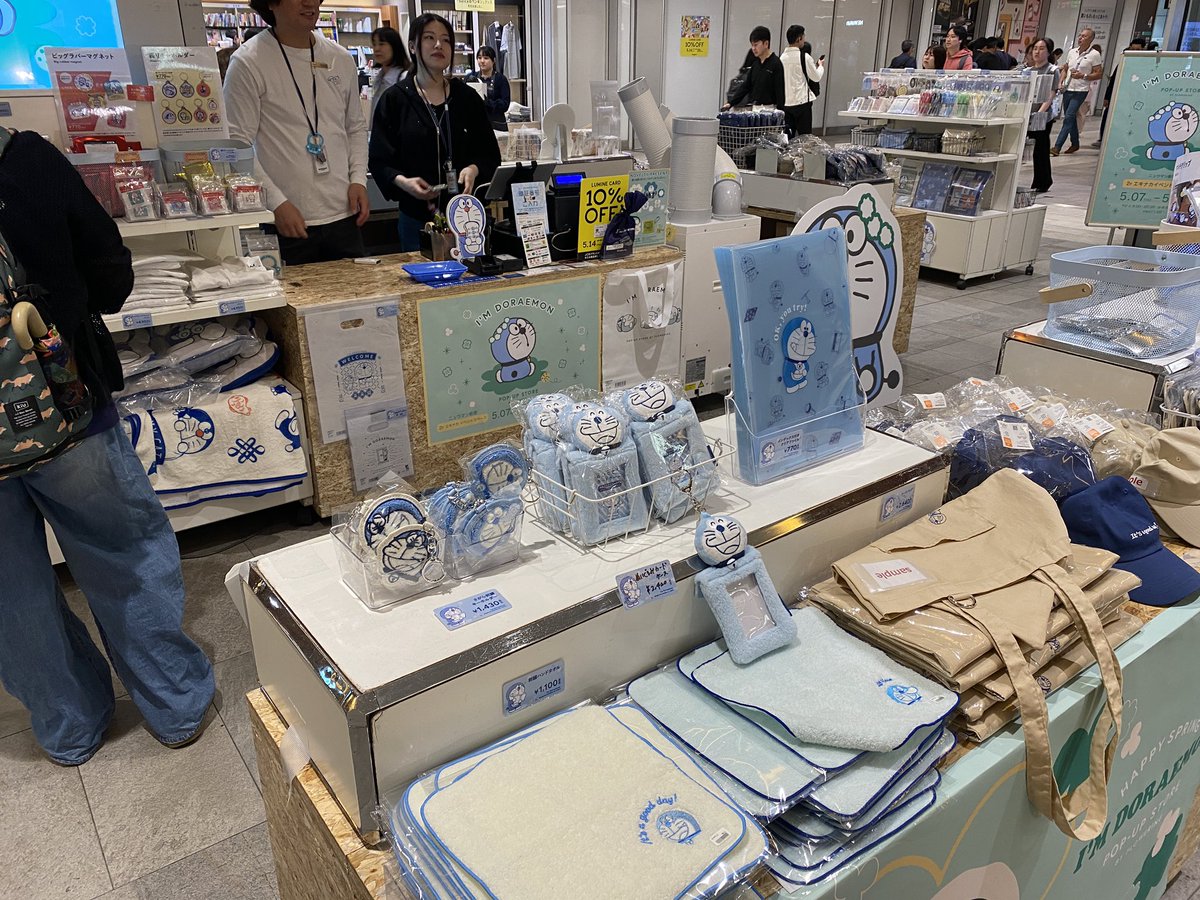 ct20533's tweet photo. 新宿駅に来たら、エキナカにドラえもんPOP STORE がオープンしてた。

相変わらず可愛い😍 https://t.co/7CfbAQh4Bq