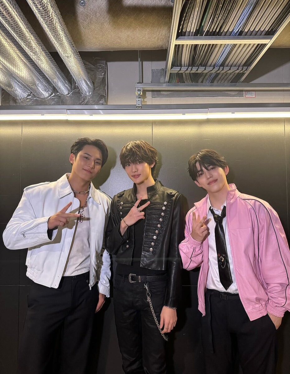 _y__3_n's tweet photo. 〜NOAくんギュチョル先輩とご挨拶した話〜
顔面つよつよ集団なのは間違いないけど、温かい空間だったんだろうなあ、セブチ先輩もそのエピソードを話してくれたNOAくんも素敵すぎる https://t.co/hF0aR6hNtc