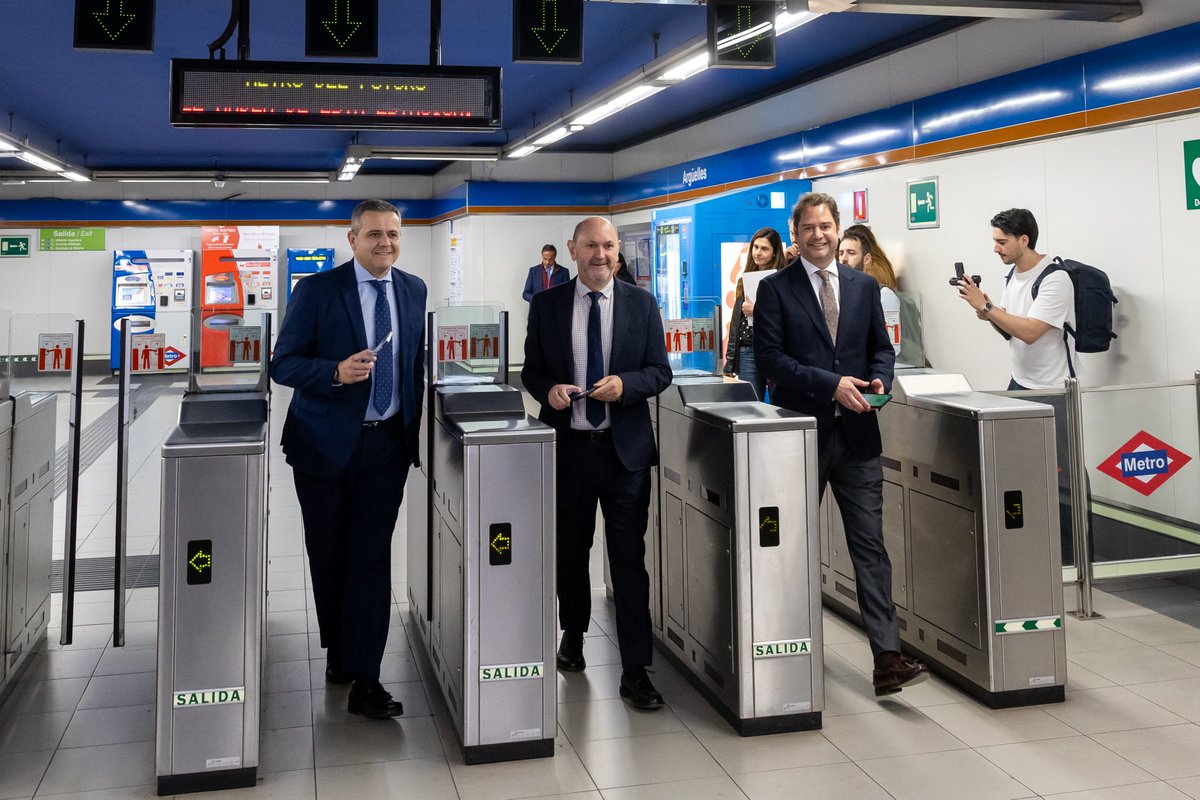 AShow71739's tweet photo. Spain has launched a FIFA World Cup-themed metro train featuring the livery of the Spanish national team! 🇪🇸🚇⚽

The special train is now running on Madrid Metro ahead of the 2026 World Cup. #Spain #WorldCup2026 #MadridMetro #Metro https://t.co/3s0T4CScyT