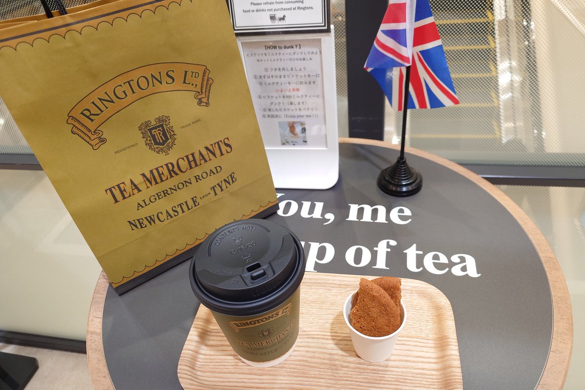 tokutoku_jp's tweet photo. 大阪や神戸は紅茶やさんがいっぱいあっていいなぁ。福岡はコーヒーやさんが多い気がする。
リントンズの紙袋入れてもらった!かわいい!
神戸にあるムジカティーさんも美味しかった!ちょっとここは通い詰めたい😋
#RINGTONS
#ムジカティー https://t.co/jHH3c0QRTg