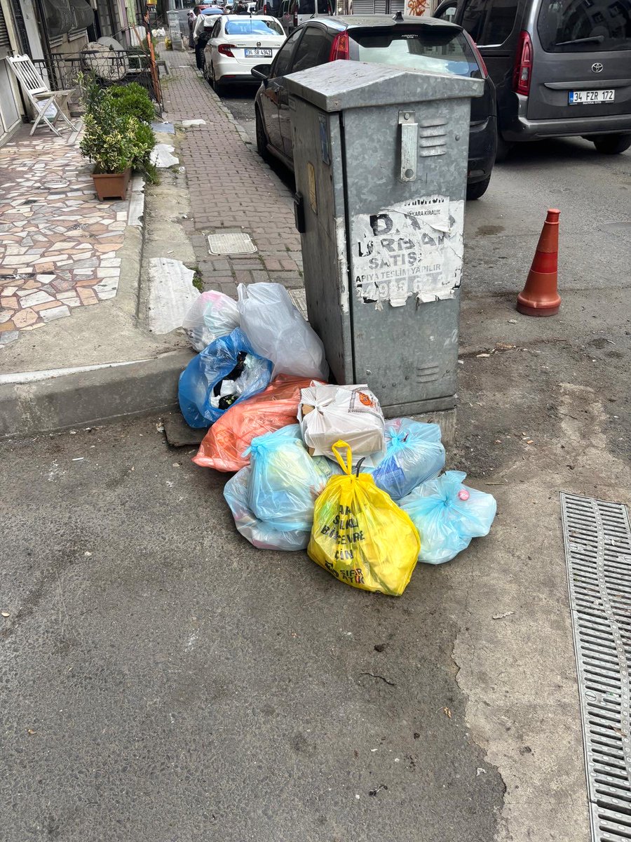 zadosss's tweet photo. @MevlutOztekin @KagithaneBelTR Çağlayan mah.Kanarya sokaktaki durum budur? Bu konuyu tarafınıza defalarca ilettik. Cezai işlem yapmıyorsunuz. Sokaklar pislik içerisinde. Sabahın 8nde öğlenin 3ünde heryerde çöp torbaları var. Pislik içindeyiz sokaklar leş gibi biz şikayet etmekten bıktık Mevlüt Bey. https://t.co/U39a0dnfsi
