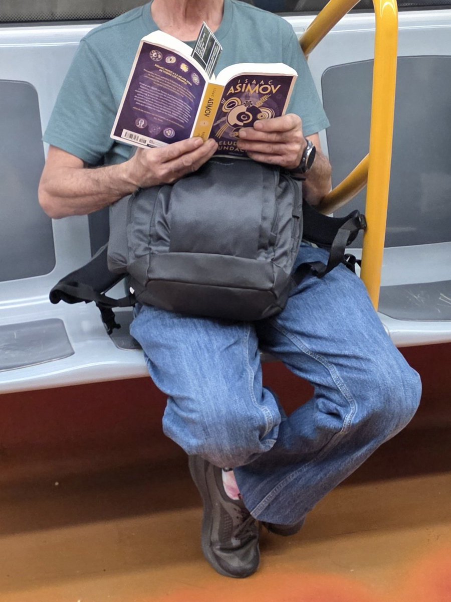 Gente leyendo en el metro tweet media
