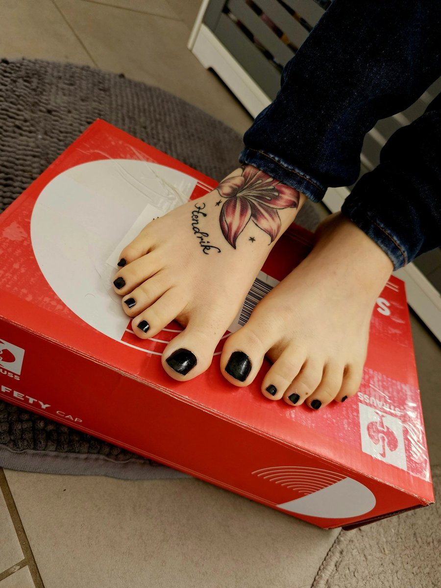 FootLoveGermany's tweet photo. Happy Father's Day🥰
#sneakergirl #sneakeraddict #sneakerlover #adidas #adidassuperstar #cum #cumlove #cuminshoes #smellyshoes #stinkyshoes #sweetyfeet #smellyfeet #stinkyfeet #barefoot #footgoddess https://t.co/oIuQXLhF9X