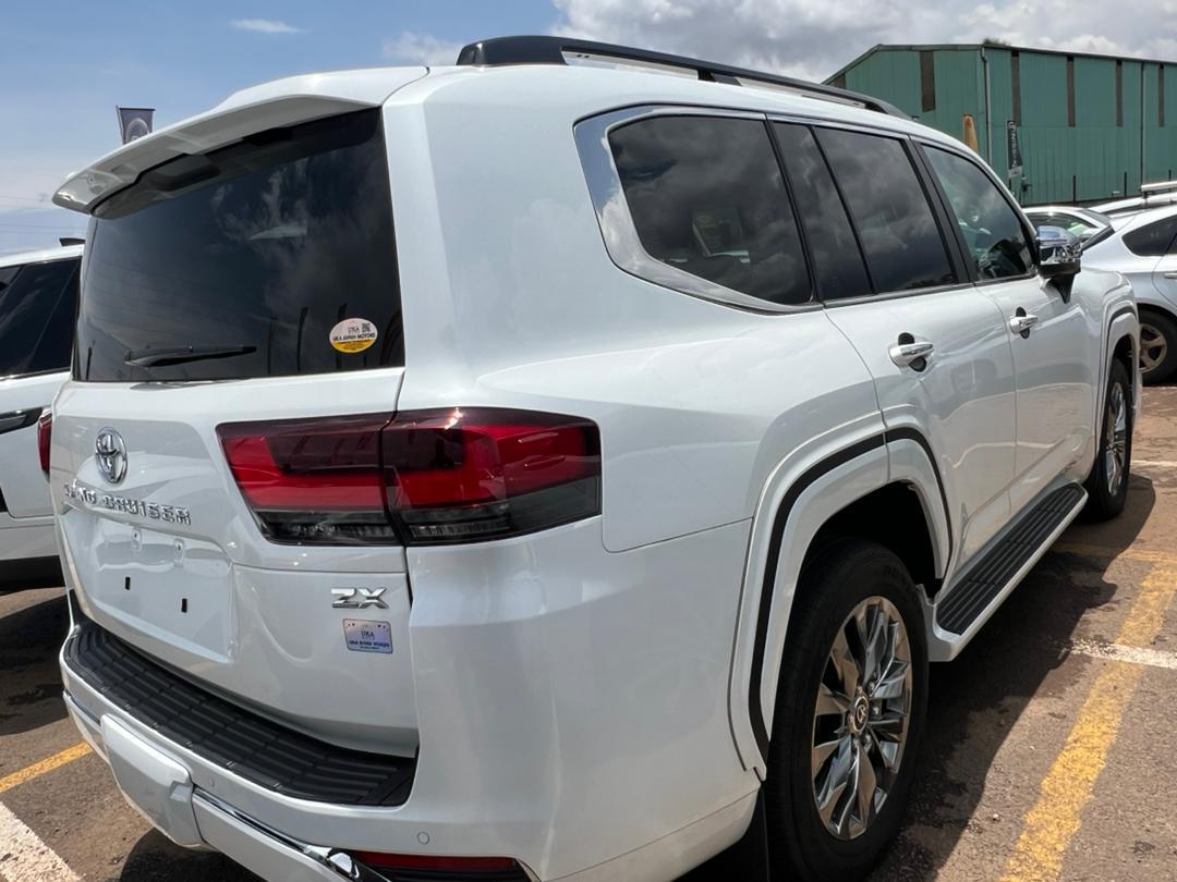 Landcruiser ZX 2024 model at 415m Noah 2018 model at 85m