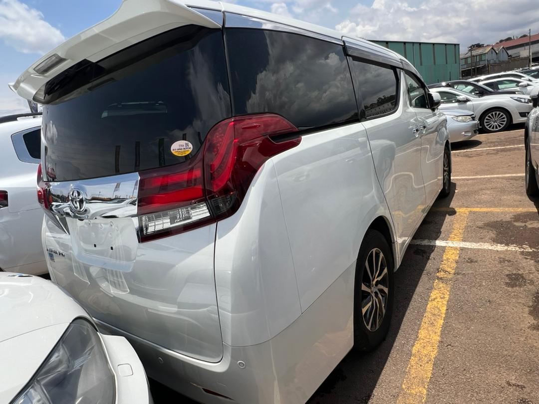 Landcruiser ZX 2024 model at 415m Noah 2018 model at 85m
