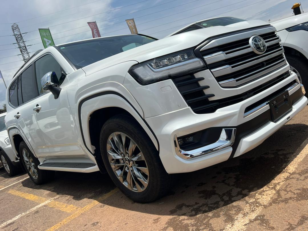 Landcruiser ZX 2024 model at 415m Noah 2018 model at 85m