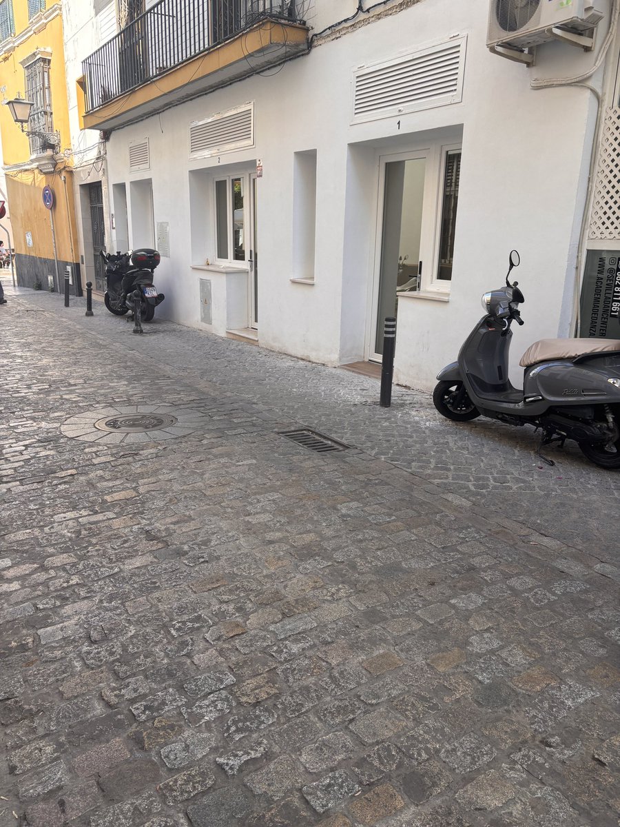 CapoSVQ's tweet photo. @SevillaSeMuere más pisos turísticos detrás de la Av Menéndez Pelayo. 
@jlsanzalcalde esto es normal? Un restaurante convertido en dos pisos turismos, menos mal que iba a poner coto https://t.co/hrn3hqmxjQ
