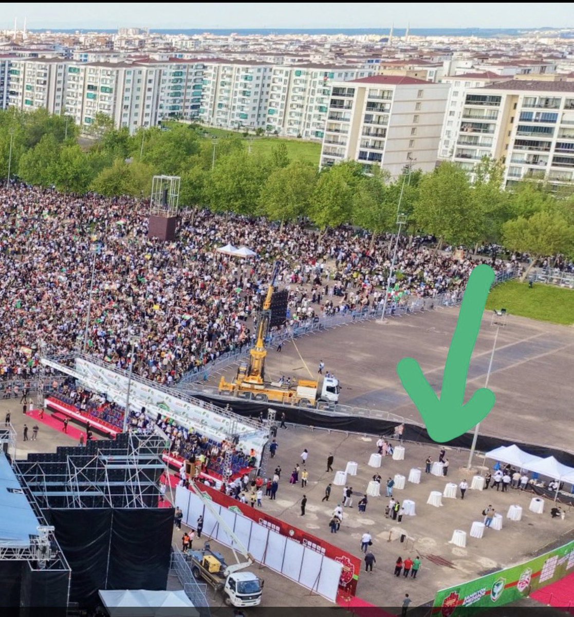 avmehmetkaya21's tweet photo. BİR FOTOĞRAFIN ANLATTIĞI/GÖSTERDİĞİ

Bir dönem Kürt yoksullarının, dışlananlarının ve ezilenlerinin öfkesiyle büyüyen Kürt özgürlük hareketi, özellikle Hilvan-Siverek direnişlerinde yalnızca  inkâr siyasetine değil, aynı zamanda Kürt egemen sınıflarına, aşiretçi-feodal tahakküme ve halk üzerindeki her türlü iktidar biçimine karşı halkçı, sınıfsal ve toplumsal bir başkaldırı olarak ortaya çıkmıştı. Ve kısa sürede Kürt halkı adına geleneksel güç odaklarına karşı yeni bir halk iradesi üretmişti.

Bugün ise ortaya çıkan tablo o günün tersidir. Yarım asırlık toplumsal birikim ve büyük bedellerle oluşan siyasal değerler, önemli ölçüde eski/yeni Kürt egemenlerinin siyasal, ekonomik ve kültürel nüfuz alanına dönüşmüş durumda. Bir zamanlar halkla iç içe gelişen mücadele pratiğinin yerini giderek daha fazla protokollerin, ayrıcalıklı alanların, koruma çemberlerinin ve sembolik hiyerarşilerin belirlediği yeni bir siyasal görüntü alıyor.

Newroz meydanlarında ya da Amedspor’un şampiyonluk kutlamasında ortaya çıkan görüntüler yalnızca fiziksel bir mesafeyi değil, giderek büyüyen toplumsal bir kopuşu da görünür hale getirdi. Halktan yükselen mücadele enerjisi ile onun temsil gücünü halka rağmen ele geçiren eski/yeni egemen tabaka arasındaki makas her geçen gün biraz daha açılıyor. Bariyerlerin önünde bekleyen yoksul kalabalıklarla, bariyerlerin arkasında konumlanan egemen çevreler arasındaki görüntü; yalnızca bir organizasyon tercihi değil (dünyada hiçbir şampiyonluk kutlamasında bu görüntüyü göremezsiniz), aynı zamanda Öcalan’ın İmralı’ya konulmasından sonra hareketin geçirdiği sosyolojik dönüşümün de sembolüdür.Tam da burada Kürt özgürlük hareketi içerisinde giderek belirginleşen iki farklı çizgiden söz etmek gerekiyor.

Bir tarafta Abdullah Öcalan’ın demokratik ulus paradigması çerçevesinde şekillenen; komünal yaşamı, demokratik toplumu, kadın özgürlüğünü, ekolojik duyarlılığı ve ezilenlerden yana halkçı siyaseti esas alan özgürlükçü-demokratik çizgi bulunmaktadır. Bu yaklaşım, devletçi iktidar kadar toplum içindeki tahakküm ilişkilerini de sorgulayan bir dönüşüm perspektifi taşımaktadır

Diğer tarafta ise elli yıllık mücadeleyle oluşan tarihsel değerleri iktidarları uğruna eski/yeni Kürt egemen sınıflara teslim eden, onların hizmetine koşullayan çizgi... Bu çizgi söylem düzeyinde özgürlükçü görünse de pratikte giderek statüleşen, bürokratikleşen ve halktan uzaklaşandır. Sorun yalnızca kişisel zenginleşme ya da elitleşmeleri de değildir. Sorun, değerlerin yeniden hiyerarşik iktidar ilişkilerine eklemlenmesidir

İlginç olan şudur ki, Kürt özgürlük hareketinin teorik çerçevesine ya da demokratik ulus fikrine yönelik eleştiriler sıklıkla gündeme getirilirken; halkın kolektif emeğiyle ve ağır bedellerle ortaya çıkan tarihsel birikimin eski/yeni güç odaklarına devredilmesi meselesi ise hiç tartışılmıyor.

Ve Kürtler açısından temel mesele  sadece Türkiye’de barışın olup olmayacağı olmamalıdır.Türkiye’de er geç bir barış/normalleşme zemini oluşacaktır. Asıl belirleyici soru şudur: Mücadeleyle ortaya çıkan toplumsal değerler şimdi kimin hizmetine koşullandırılmaktadır? Örneğin bir zamanlar halk arasında halkın belediyesi denilen  belediyelerin bugün müteahhitlerin ve sanayii odasının belediyesi diye konuşulması mücadelenin  geldiği aşama ve değerlerin nasıl koşullandığını çarpıcı şekilde göstermektedir. Bu nedenle bu halk, kendi adına oluşan yeni iktidar ilişkilerine karşı nasıl söz ve irade sahibi olacaktır?

Bir halk için yalnızca devlet baskısı değil, asıl kendi içindeki tahakküm biçimleri büyük bir tehdittir. Özcesi çoğu zaman içselleşmiş ve şeklen meşrulaştırılmış iç tahakküm ilişkileri, dış baskılardan daha tehlikelidir ve daha derin sonuçlar üretir.Çünkü dış baskıya karşı toplumsal refleks gelişebilir; fakat iç güç odaklara karşı mücadele zor olur. Bugün kürt demokratik mücadelesinde değişim bu nedenle yapılamıyor! Ve iktidarı ele geçiren egemenler çok ciddi bir direniş ve direnç sergiliyorlar