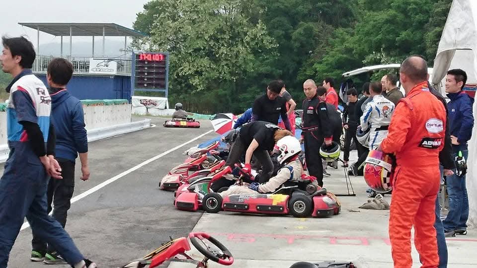 virtuale_e_mg's tweet photo. 9年前の今日神戸スポーツサーキットで開催の「コニQカップ」に参戦し2位を獲得‼️
初対面メンバーで表彰台に立てたのは奇跡でした😆
(白いスーツを着た変な奴が中のおっさんです)
コニQさんは現在「ニュル24H」参戦のため現地に居ます💪
#VIRTUALE
#ヴィルトゥアーレ
#中のおっさん
#過去の栄光 https://t.co/5490zAPWk2