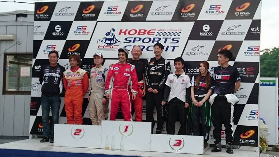 virtuale_e_mg's tweet photo. 9年前の今日神戸スポーツサーキットで開催の「コニQカップ」に参戦し2位を獲得‼️
初対面メンバーで表彰台に立てたのは奇跡でした😆
(白いスーツを着た変な奴が中のおっさんです)
コニQさんは現在「ニュル24H」参戦のため現地に居ます💪
#VIRTUALE
#ヴィルトゥアーレ
#中のおっさん
#過去の栄光 https://t.co/5490zAPWk2