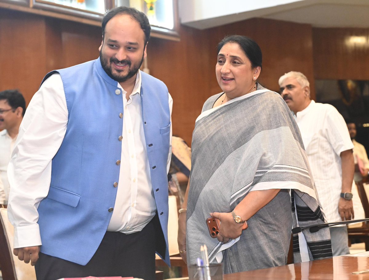 SunetraA_Pawar's tweet photo. 📍मुंबई 

आज विधानभवन येथे आयोजित नवनिर्वाचित विधानपरिषद सदस्यांच्या शपथविधी सोहळ्यास उपस्थित राहिले. लोकशाही प्रक्रियेतील हा एक महत्त्वपूर्ण आणि अभिमानास्पद क्षण असून, सर्व सदस्यांचे मनःपूर्वक अभिनंदन केले व पुढील कार्यकाळासाठी शुभेच्छा दिल्या.

यावेळी राष्ट्रवादी काँग्रेस पक्षाचे नवनिर्वाचित सदस्य श्री. झिशान सिद्दिकी यांनी देखील शपथ ग्रहण करत जनतेच्या हितासाठी आणि विकासासाठी सदैव कटिबद्ध राहण्याचा निर्धार व्यक्त केला. त्यांच्या आगामी राजकीय प्रवासासाठी मनःपूर्वक शुभेच्छा!

जनतेच्या अपेक्षा, विकासाची गती आणि लोकहिताचे ध्येय समोर ठेवत सर्व नवनिर्वाचित सदस्य राज्याच्या प्रगतीसाठी प्रभावी योगदान देतील, असा विश्वास आहे.

#maharashtra 
#विधानपरिषद