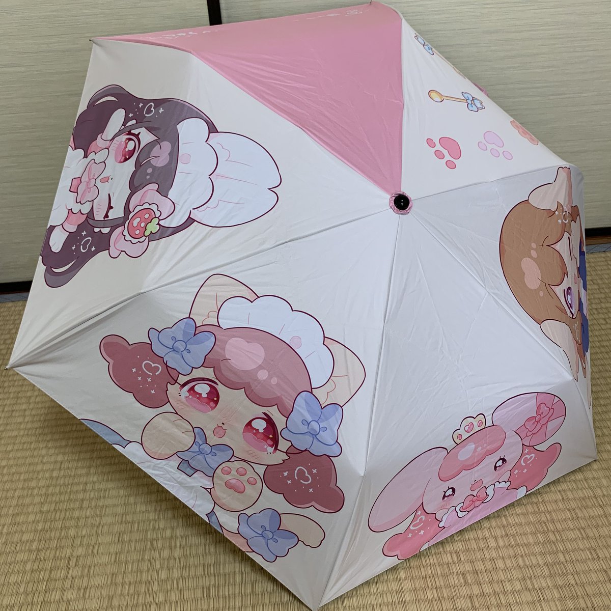 noclo326's tweet photo. オモタセmono様（ @omotasemono ）のテスター企画にて、#きゅるふわメイド猫ちゃん のオリジナル折りたたみ傘を制作していただきました！☂️🎀✨

とっても綺麗に印刷されていて、晴雨兼用で使えるので、お気に入りです💓

明日22時からBOOTHにて数量限定で販売いたします！✨
よろしくお願いします🌸 https://t.co/jzUzDgb9t1