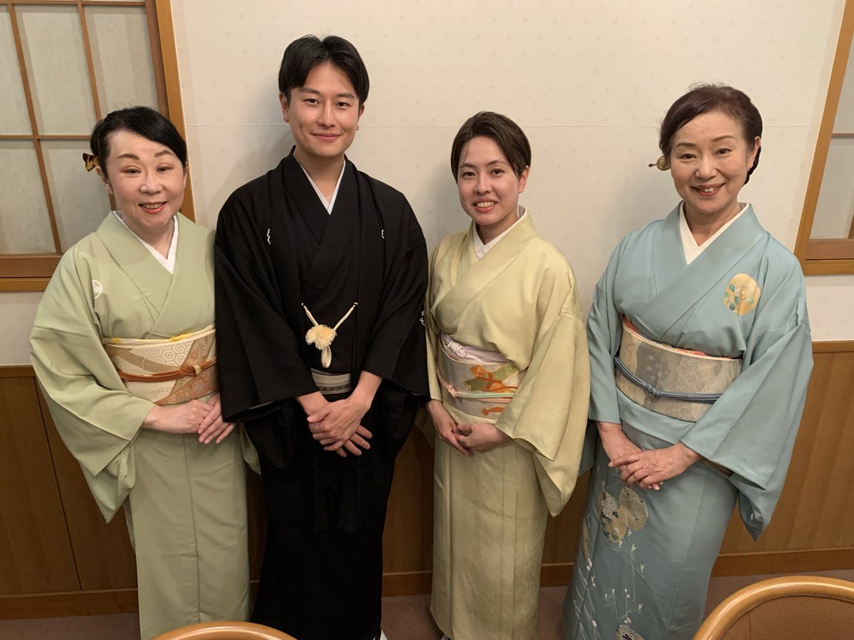 kandakaori's tweet photo. 毎月14日は赤穂義士四十七士のお墓がある泉岳寺にて、講談協会と日本講談協会共催の講談会があります。
　今日は「新二つ目を祝う会」として私の弟子のおりびあさんと、伯山さんのお弟子さん梅之丞さんが主役、キラキラしてさきが楽しみなお2人です。
　それにしても私が二つ目になったウン十年前は、まもなくバブル到来という時期で講談はほとんど見向きもされず‥。隔世の感があります。
　泉岳寺駅から本郷三丁目駅に移動し、今夜はこれから講談教室です！一日中講談漬け、たまにはいいものです（笑）
#泉岳寺講談会
＃講談協会
＃日本講談協会