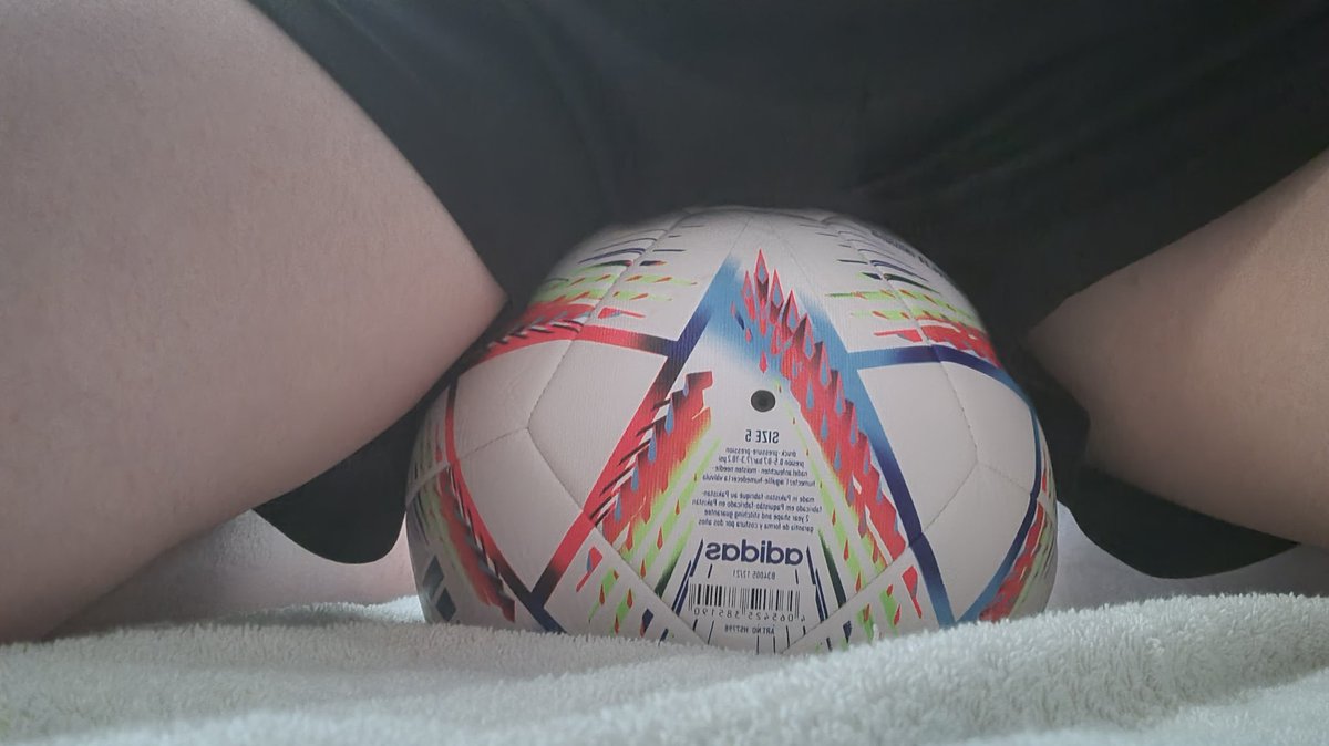 LonerPrecure's tweet photo. サッカーボールに座ってみた。ビーチボールより硬く感じるが、破裂する心配なく、激しく座ったり跳ねたりできる。🤤
#サッカーボール https://t.co/L4PJLHmNYn