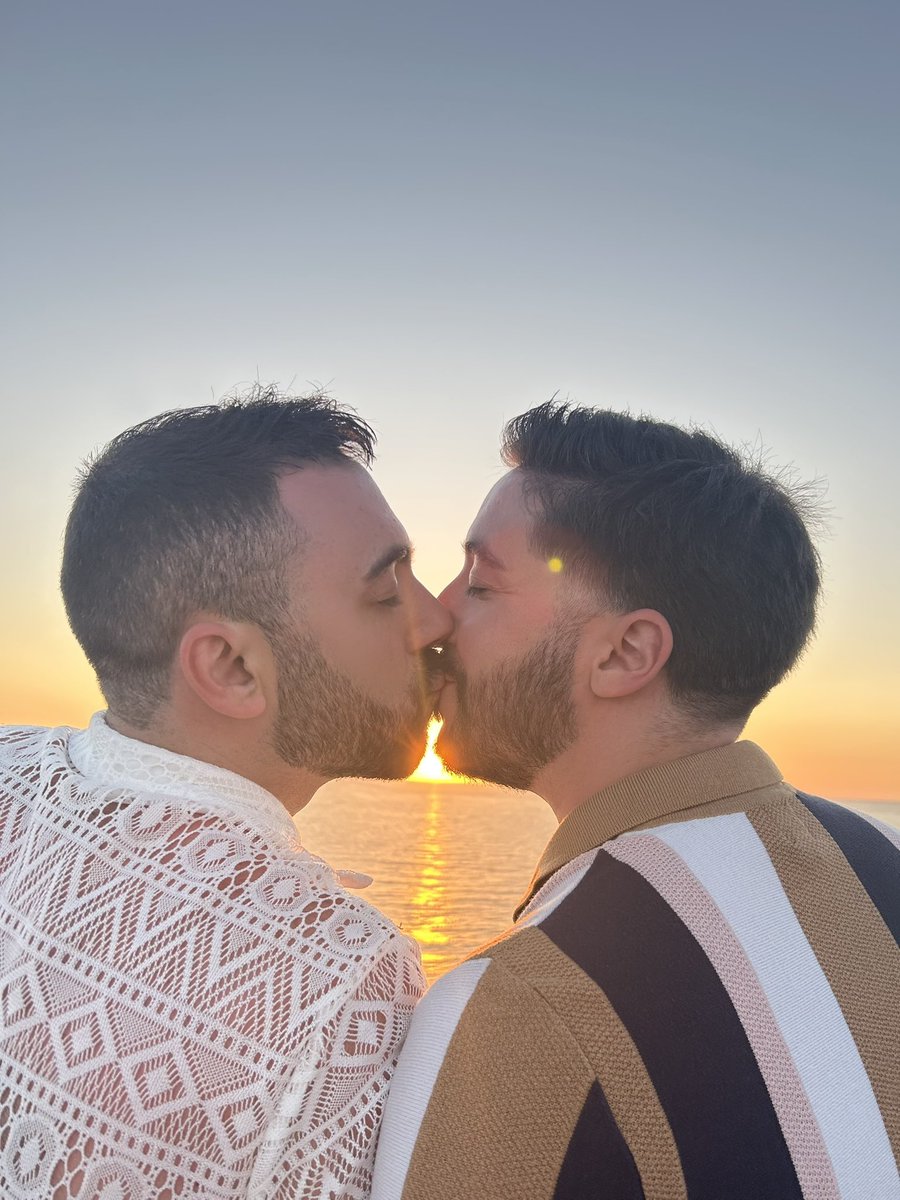MichaelBrismon1's tweet photo. 8 ans de mariage ♥️ Quelle chance inouïe d’avoir trouvé l’amour de sa vie, j’avais tant rêvé de trouver l’âme avec qui partager chacun de mes jours… ; je t’ai trouvé, et tout dépasse ce que j’aurais pu imaginer

#LGBTQIA https://t.co/hkG0TxvrC1