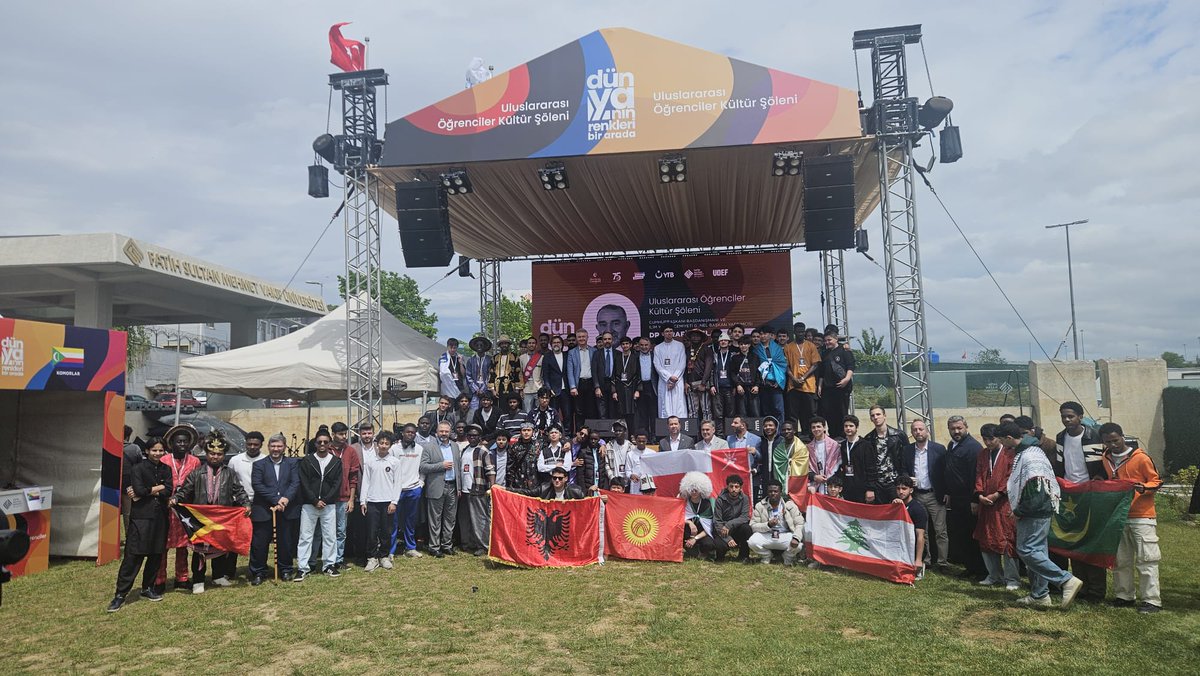iycgenelmerkez's tweet photo. Cumhurbaşkanı Başdanışmanı ve Genel Başkan Yardımcımız Dr. İsrafil Kışla “Dünyanın Renkleri Bir Arada” etkinliğinde öğrencilerimizin hazırladığı stantları ziyaret etti. Farklı kültürlerin renklerini yansıtan stantları gezen Kışla, öğrencilerimizle samimi sohbetler gerçekleştirdi. https://t.co/IYhQrMXsxg