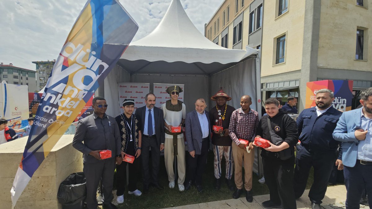 iycgenelmerkez's tweet photo. Cumhurbaşkanı Başdanışmanı ve Genel Başkan Yardımcımız Dr. İsrafil Kışla “Dünyanın Renkleri Bir Arada” etkinliğinde öğrencilerimizin hazırladığı stantları ziyaret etti. Farklı kültürlerin renklerini yansıtan stantları gezen Kışla, öğrencilerimizle samimi sohbetler gerçekleştirdi. https://t.co/IYhQrMXsxg