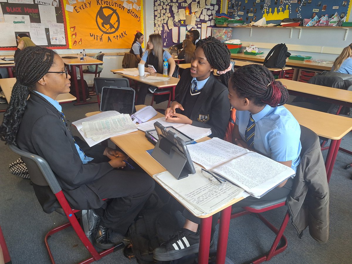 MsT_JPAEngMedia's tweet photo. @johnpaulacademy S2 English engaging in some amazing group discussions this morning, all around what we think is better: Taylor Swift, or an artist of our own choosing 🌟🗣 https://t.co/jrJ6uVAMEz