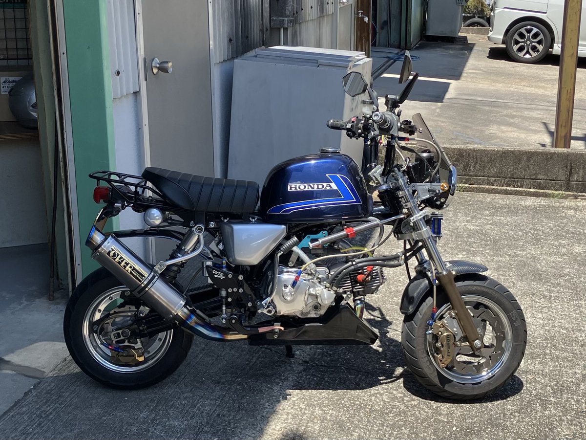 Monky4mini's tweet photo. お客様の10インチゴリラ、転倒してキズがついたバックステップとサイレンサーなどの交換とフレームの修正しました。フレームは基本50cc対応なので弱いんですよね。修正は高熱で焼いて直すのでその後の塗装が漏れなく必要です。キレイになって気持ちいいけど時間とお金がかかります。 https://t.co/G4sZ5JnROk
