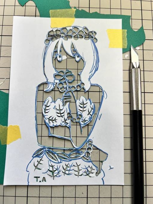 どうやって切り絵をやってるのかと何人かの人に聞かれたので。 デジタルで描いた下書きをプリントアウトして紙(だいたいタント紙)にマステで貼り付けて上からデザインカッターで切っていきます。 ちょうど良いサイズの断片を探してきて使うのって昔スクリーントーン使ってた時のようだな。