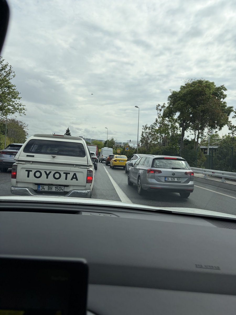 Sedazel_09's tweet photo. Yeşilköy ana yoldaki trafiği,bu boşuna duran labutlar mahvediyor.O bölgede aktif bir inşaat senelerdir olmamasına rağmen,neden israrla o labutlarla yolu daraltıyorsunuz?Sökün şunları.Senede 2 kere araba çıkacaksa birisi anlık yolu kessin. Bu ne böyle😤@TC_istanbul  @istanbulbld https://t.co/TjHZ04rSRu