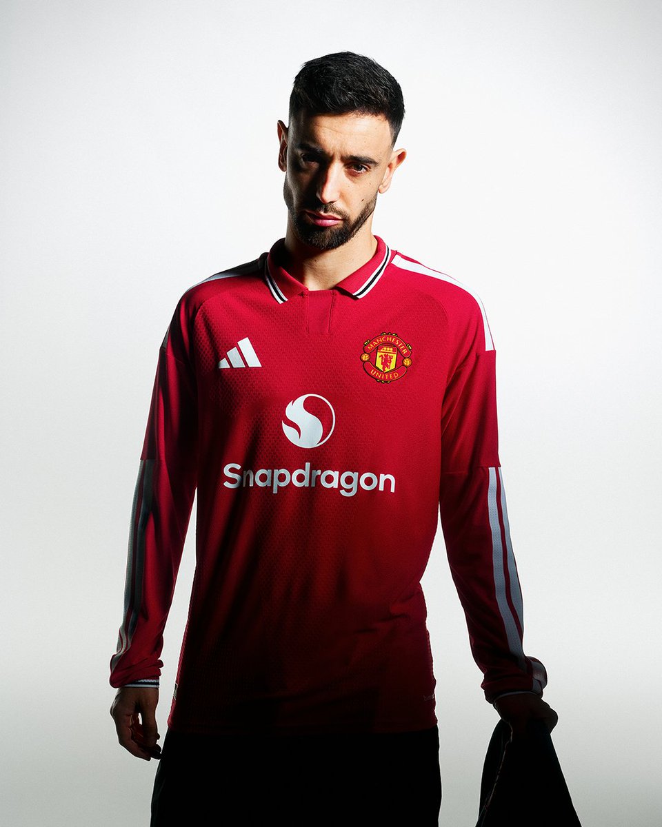 ManUtd's tweet photo. We'll be wearing our new home kit sooner than you think 👀👇
